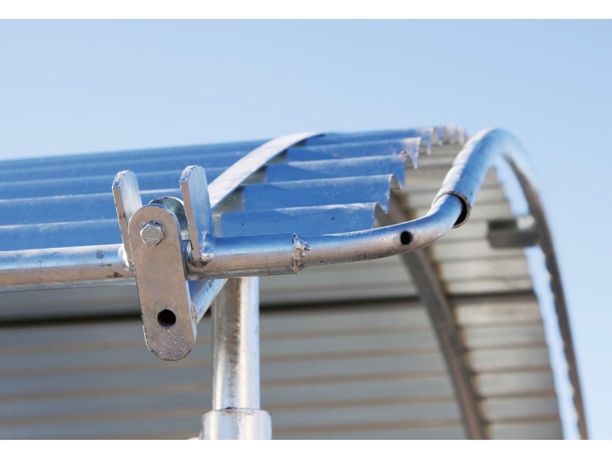 Square Hay Rack standard with Self-closing Feeding Grate for hornless Cattle - Image 1