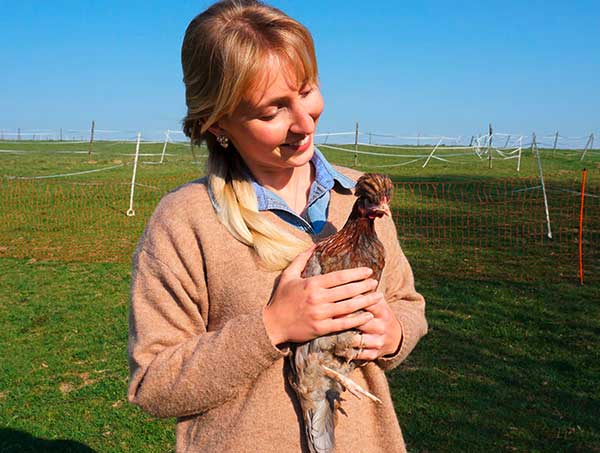 Frau mit Huhn
