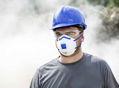Arbeiter mit professioneller Atemschutzmaske