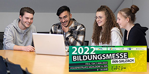 Junge Menschen informieren sich gemeinsam über die Bildungsmesse an einem Laptop