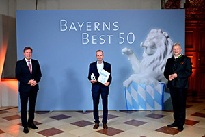 Kerbl als Bayerns Best 50 ausgezeichnet! Geschäftsführer Ulli Kerbl (Mitte) bei der Preisverleihung in der Residenz München mit Juror Prof. Dr. Thomas Edenhofer, von der Wirtschaftsprüfungsgesellschaf