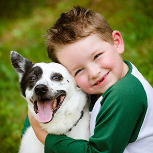 Kind umarmt liebevoll einen Hund