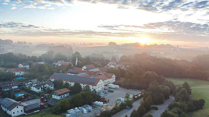 Luftaufnahme der Firma Kerbl mit Photovoltaikanlage am Standort in Buchbach