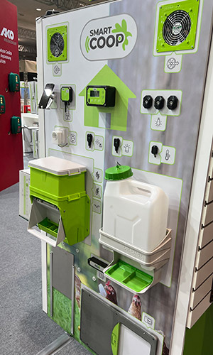 Messestand Kerbl mit Produkt Smart Coop