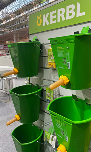 Messestand Kerbl mit Produkt Kerbl Tränken für Kälberaufzucht
