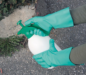 Chemikalienschutzhandschuhe im Einsatz mit gefährlichen Chemikalien