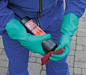 Chemikalienschutzhandschuhe im Einsatz mit gefährlichen Chemikalien