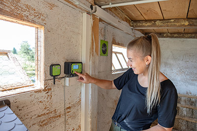 SmartCoop Steierung und Connectivity Modul installiert an der Wand des Hühnerstalls