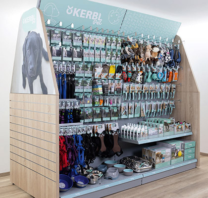 Regalmodul von Kerbl mit Kerbl Pet Produkten für den Hund in der Kerbl Pet Hund Farbwelt