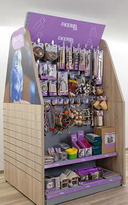 Regalmodul von Kerbl mit Kerbl Pet Produkten für Vögel in der Kerbl Pet Vogel Farbwelt