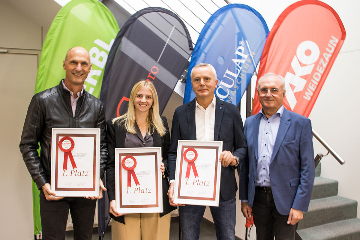 Drei Mitarbeiter von Kerbl und AKO und Albert Kerbl mit den Preisurkunden der CAVALLO Trophy