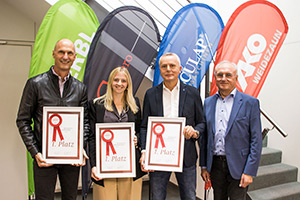 Drei Mitarbeiter von Kerbl und AKO und Albert Kerbl mit den Preisurkunden der CAVALLO Trophy