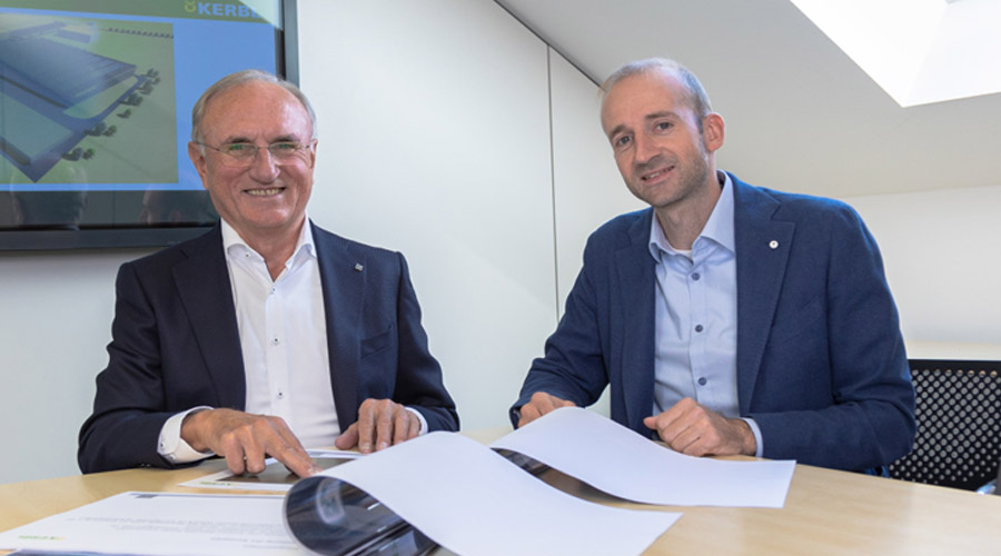 Albert und Ulli Kerbl in einem Besprechungsraum der Firma am Schreibtisch