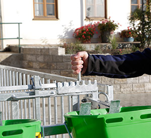 Individuell verschließbare Fressplätze des Fangsystems der CalfHouse Premium XL