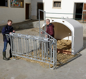 Dank der durchdachten Konstruktion kann die Hütte und samt Umzäunung einfach mit einem Traktor transportiert werden