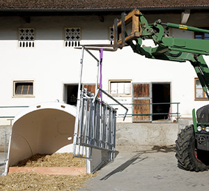 Dank der durchdachten Konstruktion kann die Hütte und samt Umzäunung einfach mit einem Traktor transportiert werden