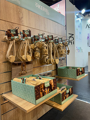 Kerbl Pet Produkte für Hunde im passenden Warenpräsentationsregal für die Messe Interzoo