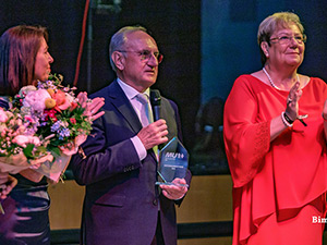 Albert Kerbl wird mit dem Unternehmerpreis ausgezeichnet beim Ball der Wirtschaft in Waldkraiburg.