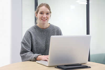 Eine Kerbl Mitarbeiterin hinter einem Laptop am Schreibtisch