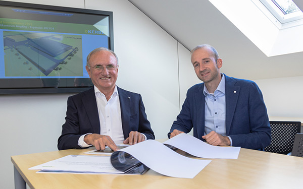 Albert und Ulli Kerbl an einem Schreibtisch im Besprechungsraum