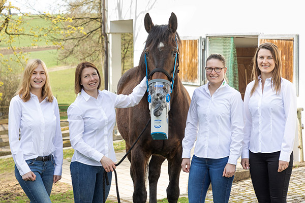 Expertenteam hippomed mit Pferd und hippomed Pferde-Inhalator
