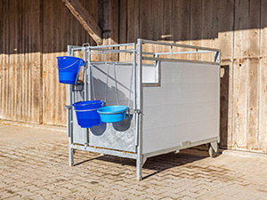 Kälberbox Premium mit blauen Futterschalen